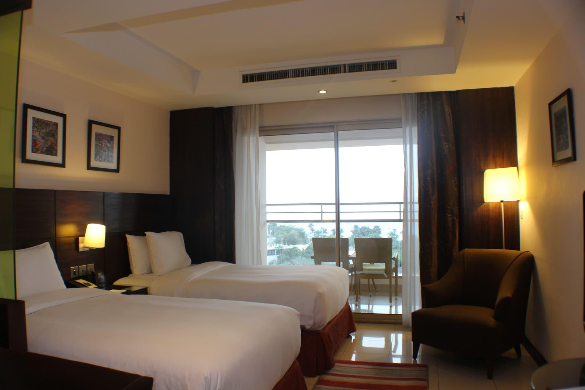 Doubletree By Hilton Hotel Акаба Екстериор снимка A room at the hotel