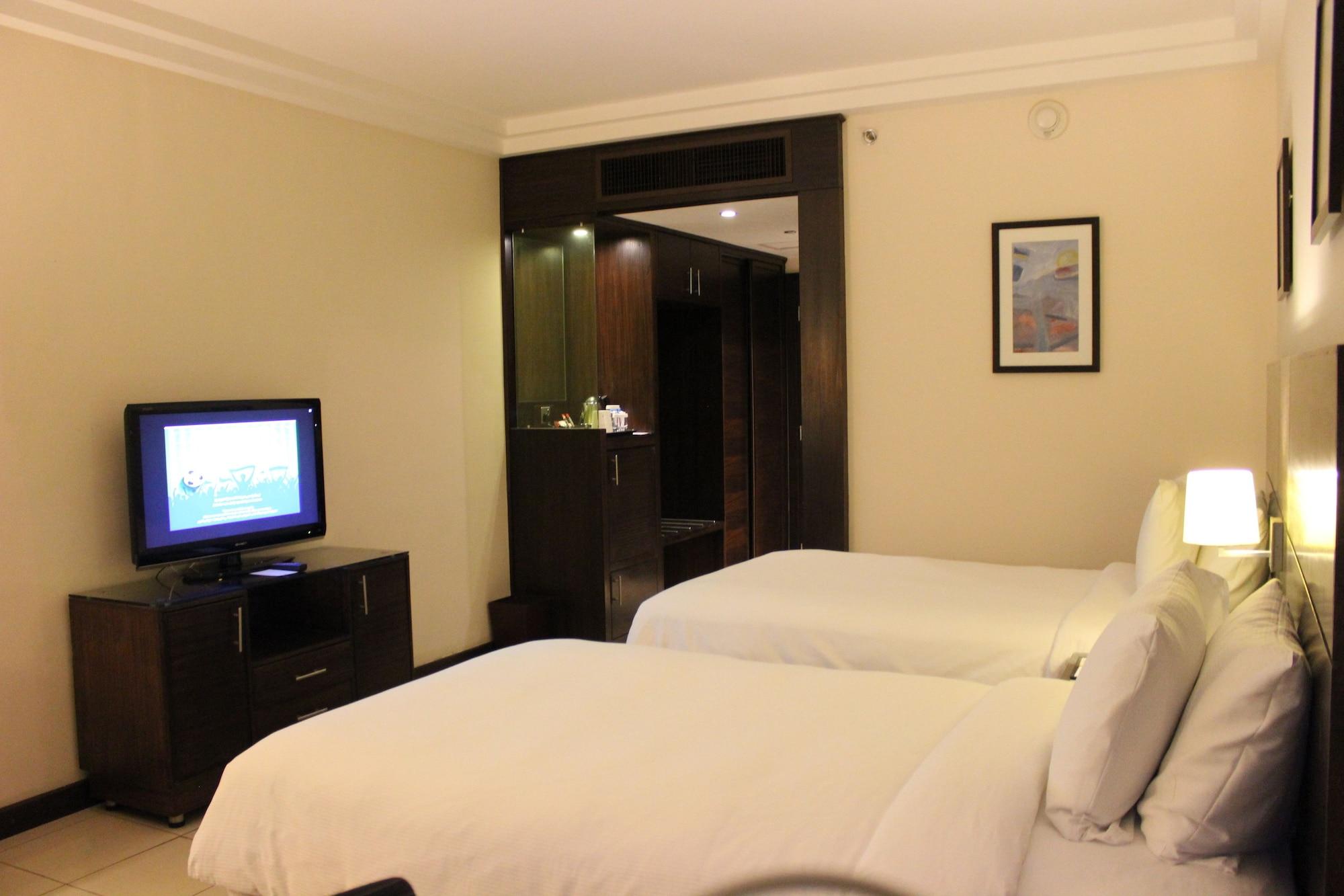 Doubletree By Hilton Hotel Акаба Екстериор снимка A room at the hotel