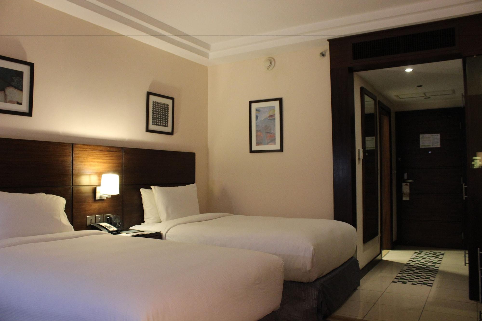 Doubletree By Hilton Hotel Акаба Екстериор снимка A room at the hotel