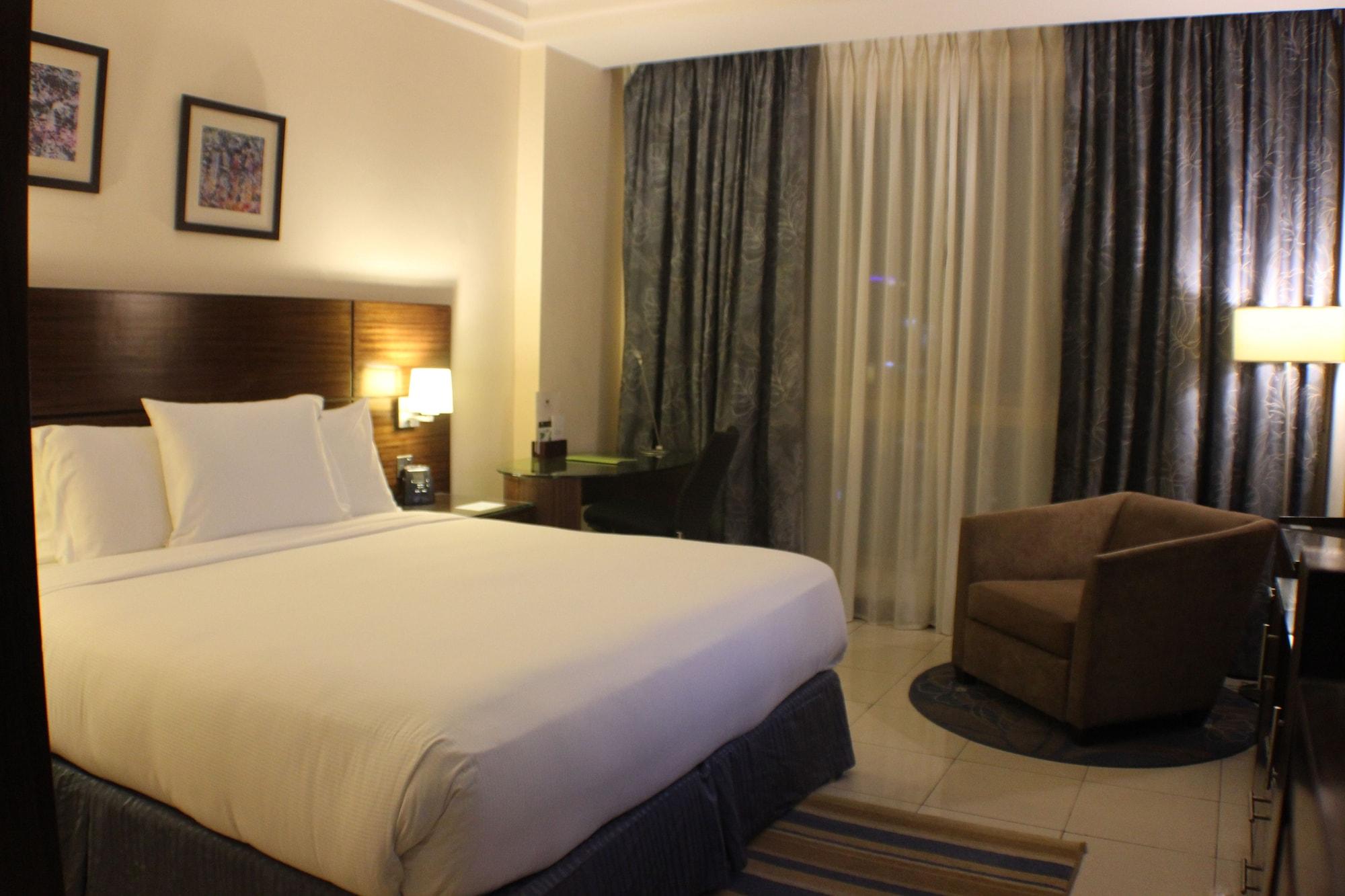 Doubletree By Hilton Hotel Акаба Екстериор снимка A room at the hotel