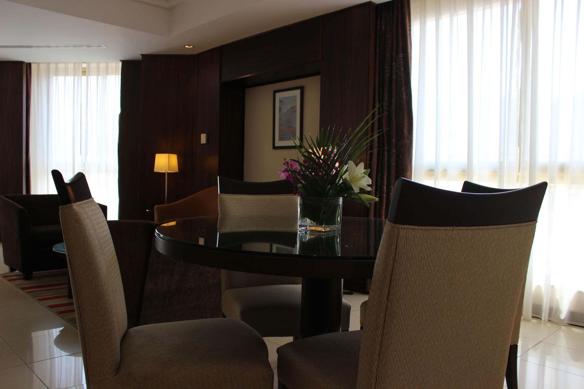 Doubletree By Hilton Hotel Акаба Екстериор снимка A dining room