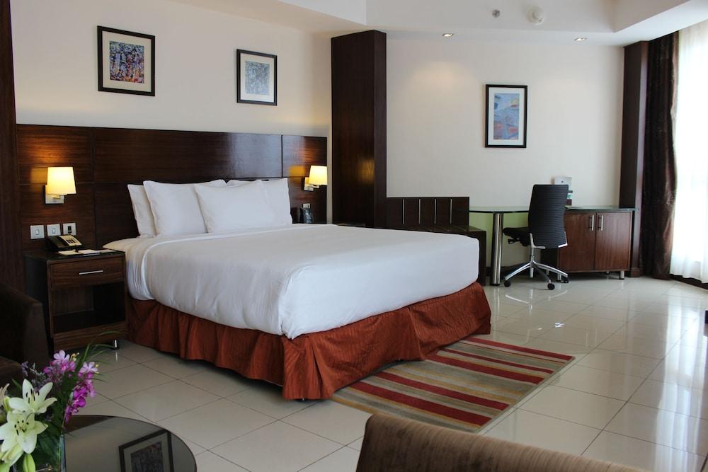 Doubletree By Hilton Hotel Акаба Екстериор снимка A room at the hotel
