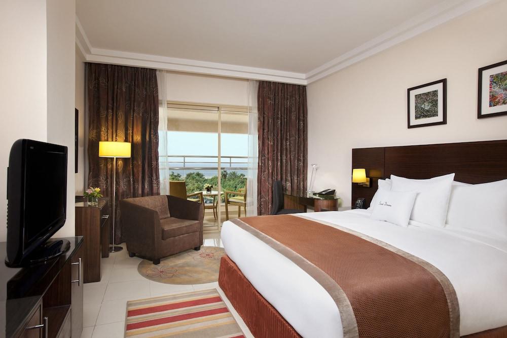 Doubletree By Hilton Hotel Акаба Екстериор снимка A bedroom at the hotel
