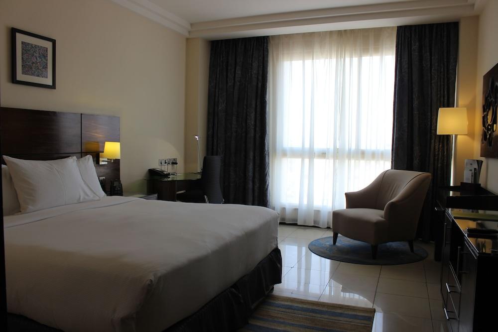 Doubletree By Hilton Hotel Акаба Екстериор снимка A room at the hotel