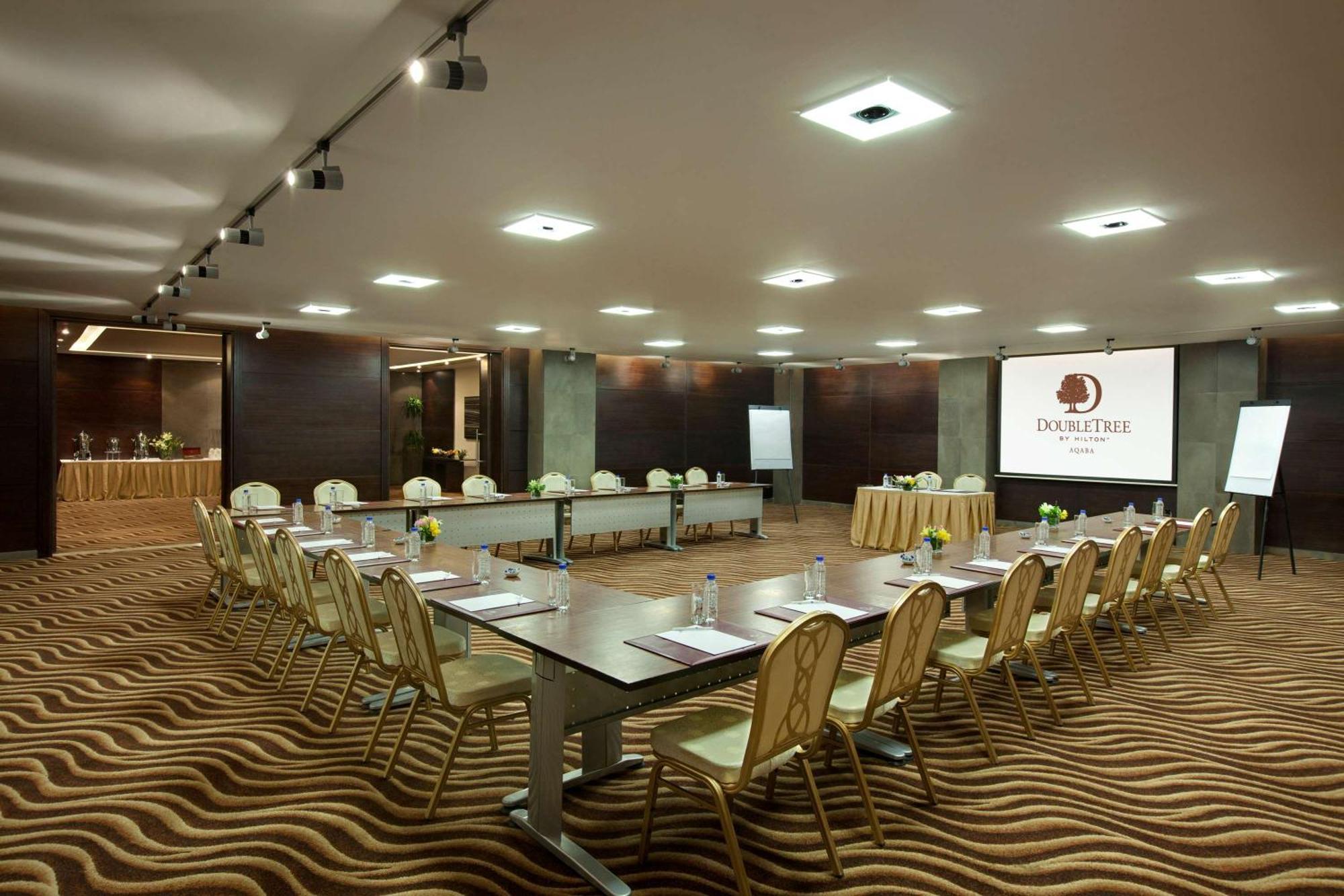 Doubletree By Hilton Hotel Акаба Екстериор снимка Meeting room