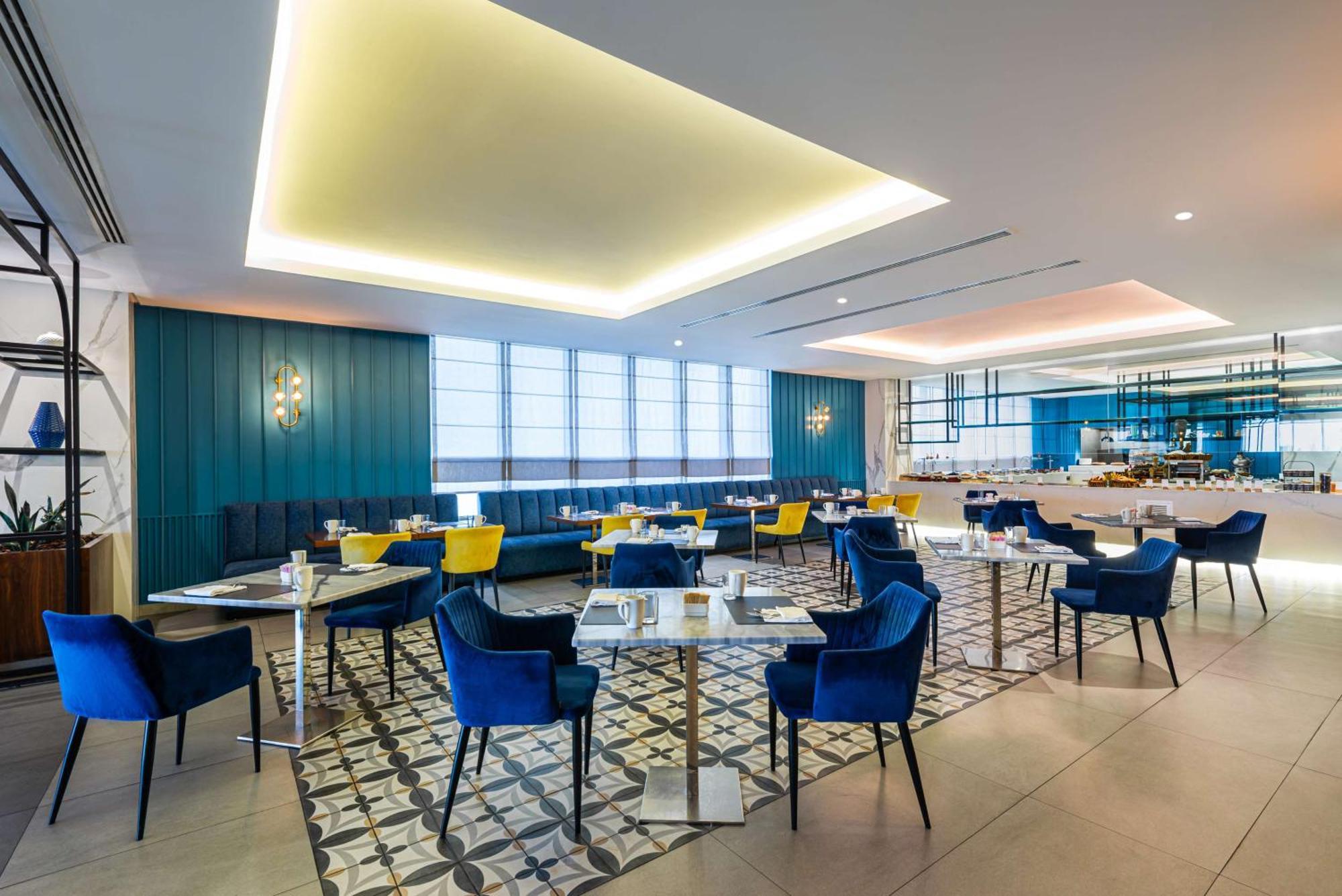 Doubletree By Hilton Hotel Акаба Екстериор снимка The lounge at London Heathrow Airport