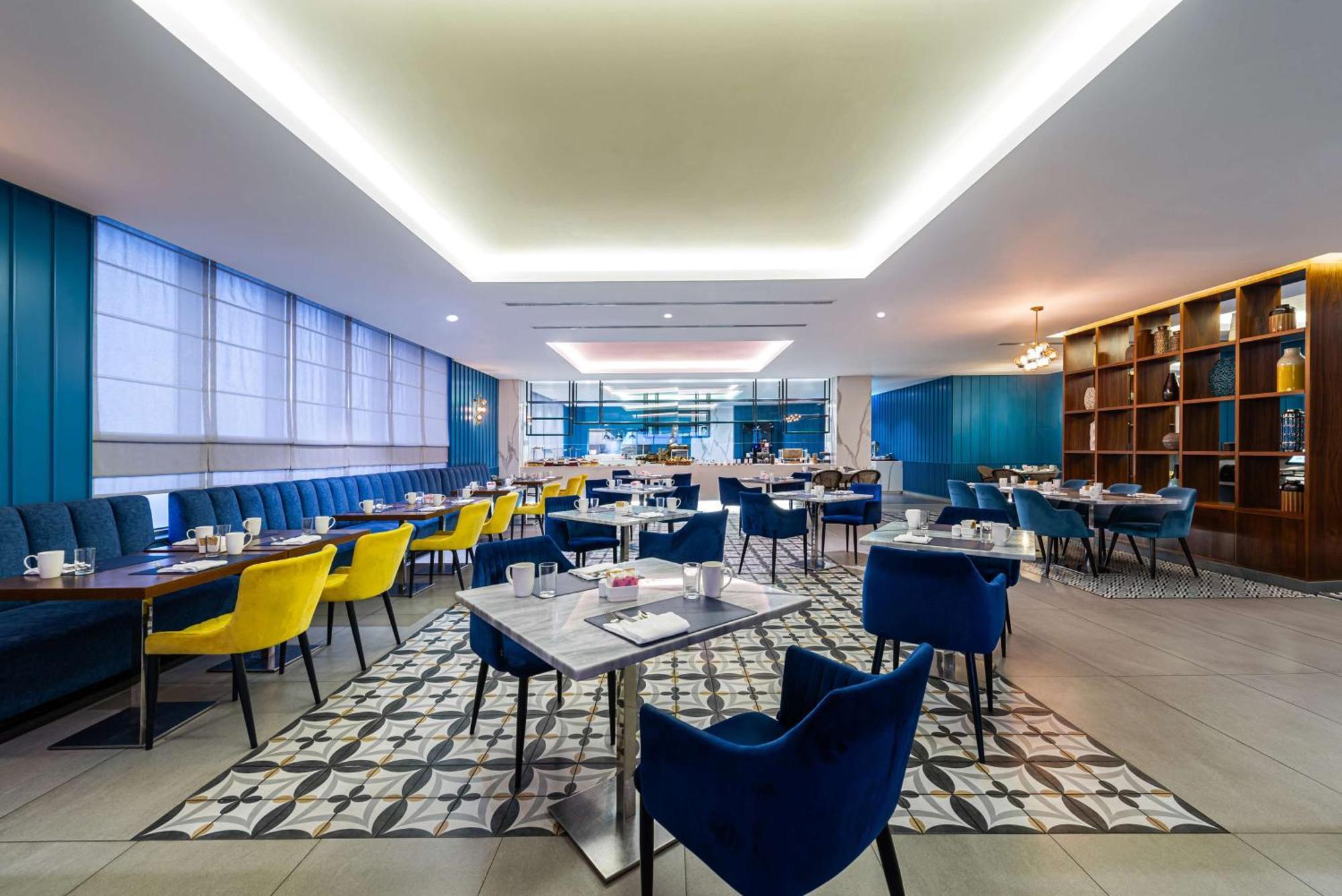 Doubletree By Hilton Hotel Акаба Екстериор снимка The lounge at London Heathrow Airport