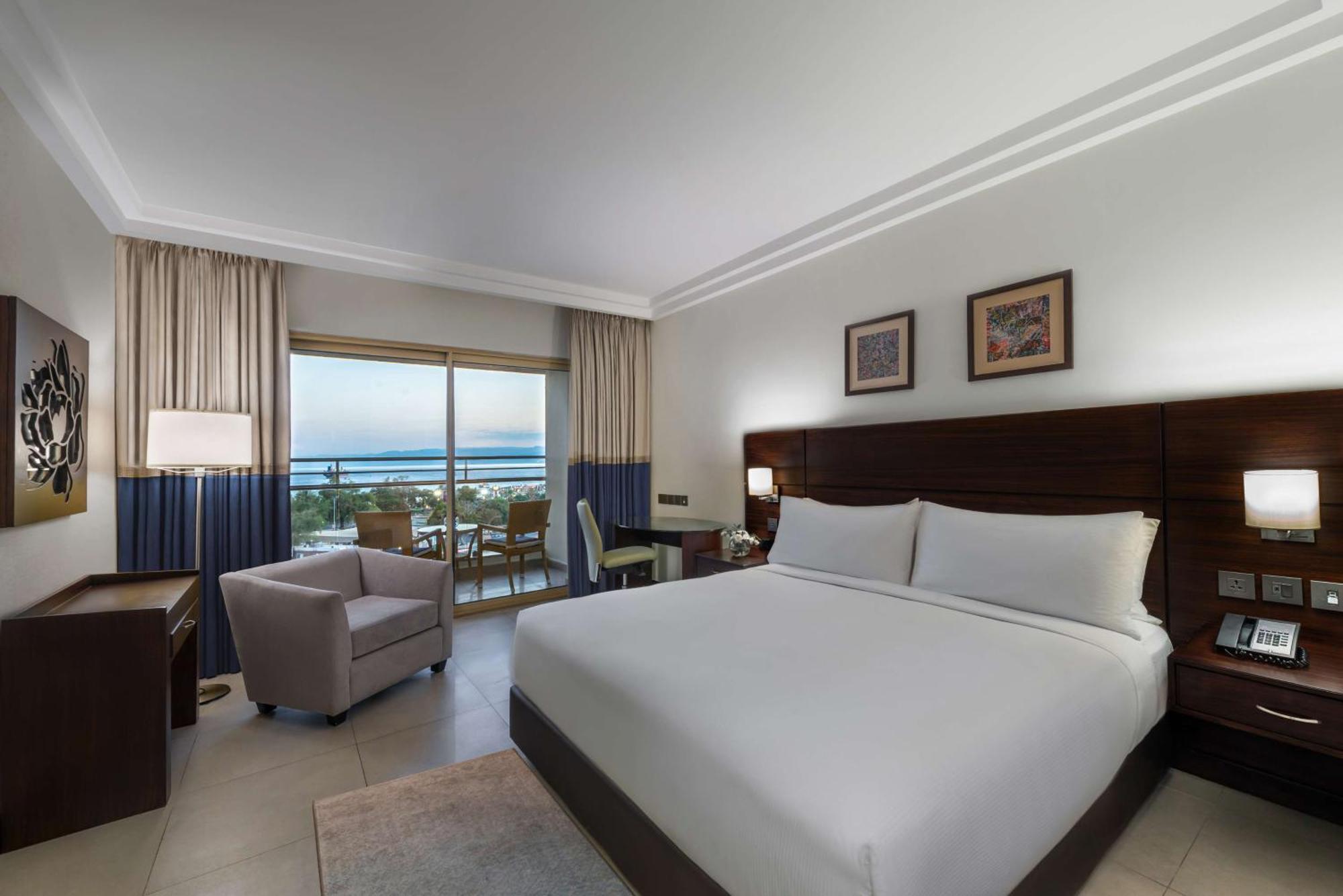 Doubletree By Hilton Hotel Акаба Екстериор снимка A room at the hotel