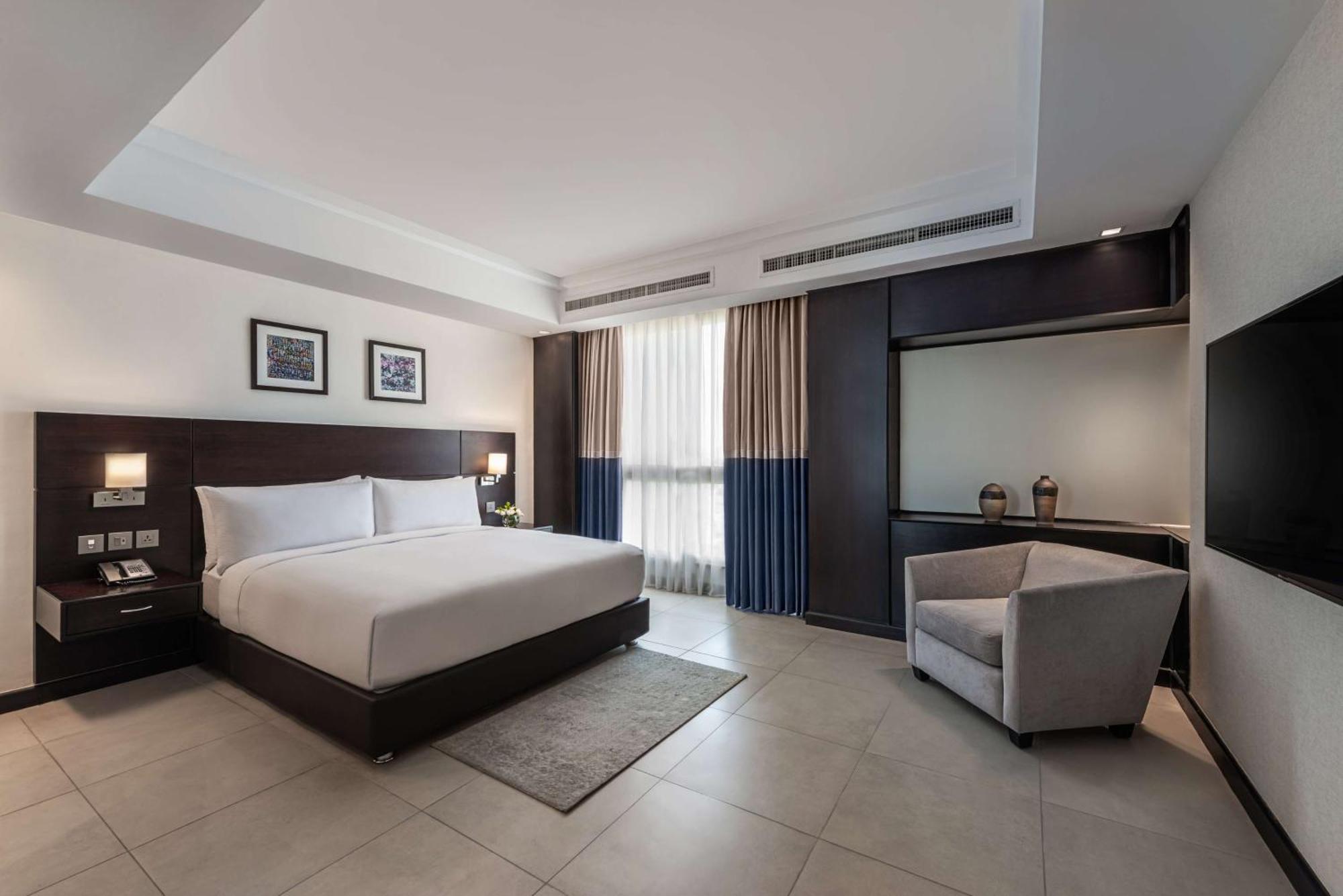 Doubletree By Hilton Hotel Акаба Екстериор снимка A bedroom at the hotel