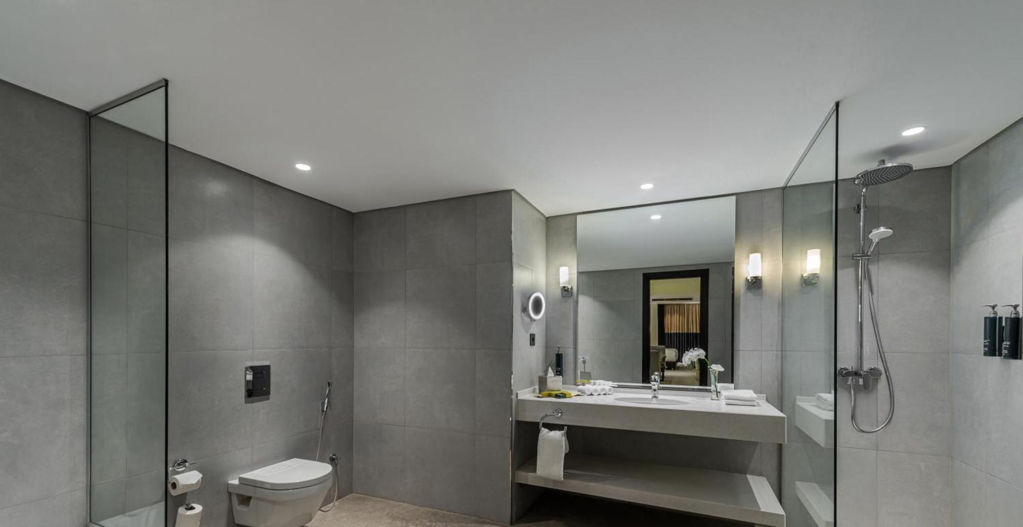 Doubletree By Hilton Hotel Акаба Екстериор снимка Bathroom